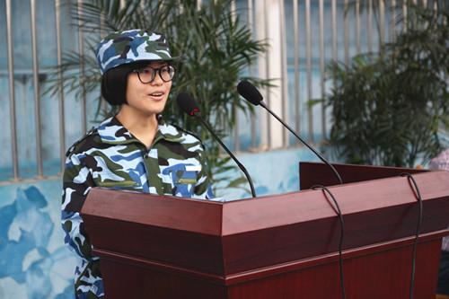 2016级日语专业的邱洁同学代表新生发言.