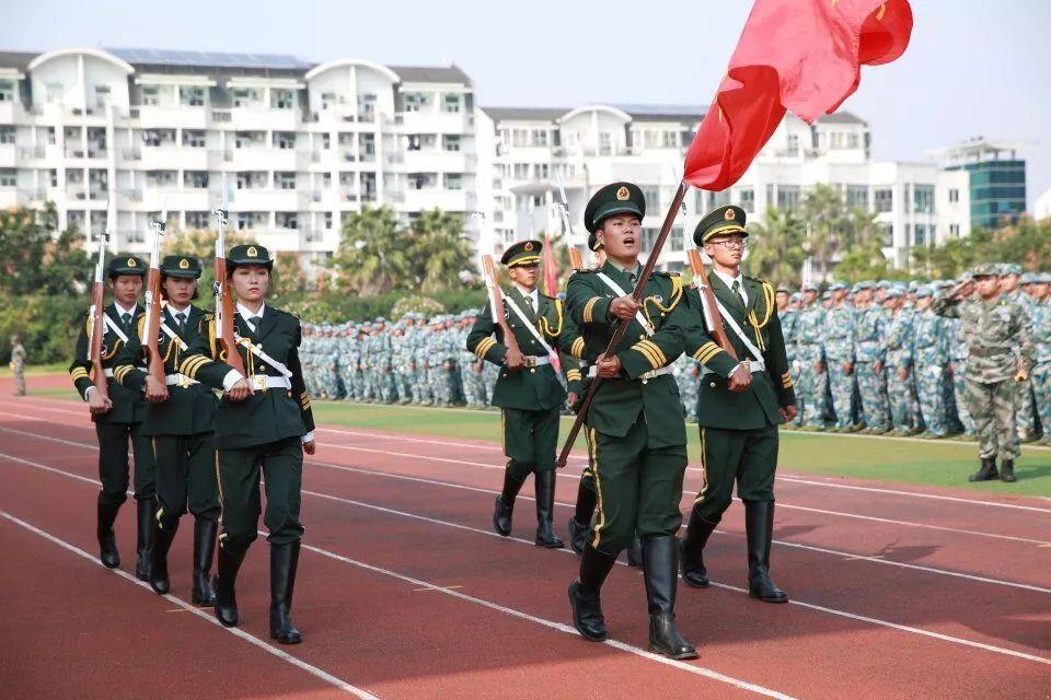 标兵就位,迎团旗教官接受检阅军训学员方阵精神抖擞地入场学院领导为