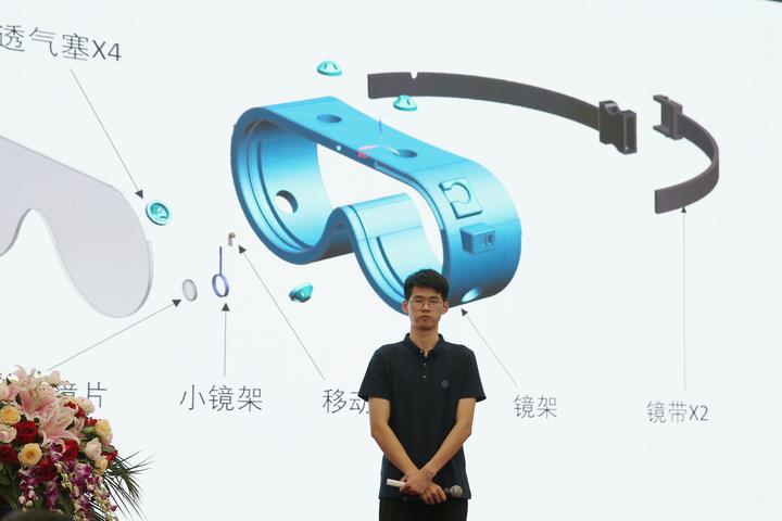 新海学院学生在护目镜设计大赛上展示作品.jpg