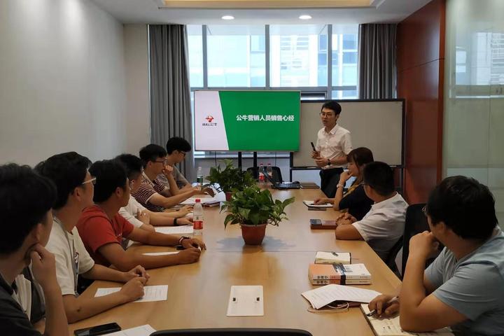 企业导师给公牛学生培训配送访销.jpg