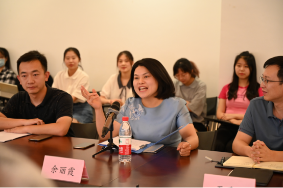 余丽霞发言随后,贺安芳与余丽霞代表双方现场签署了校企合作协议.