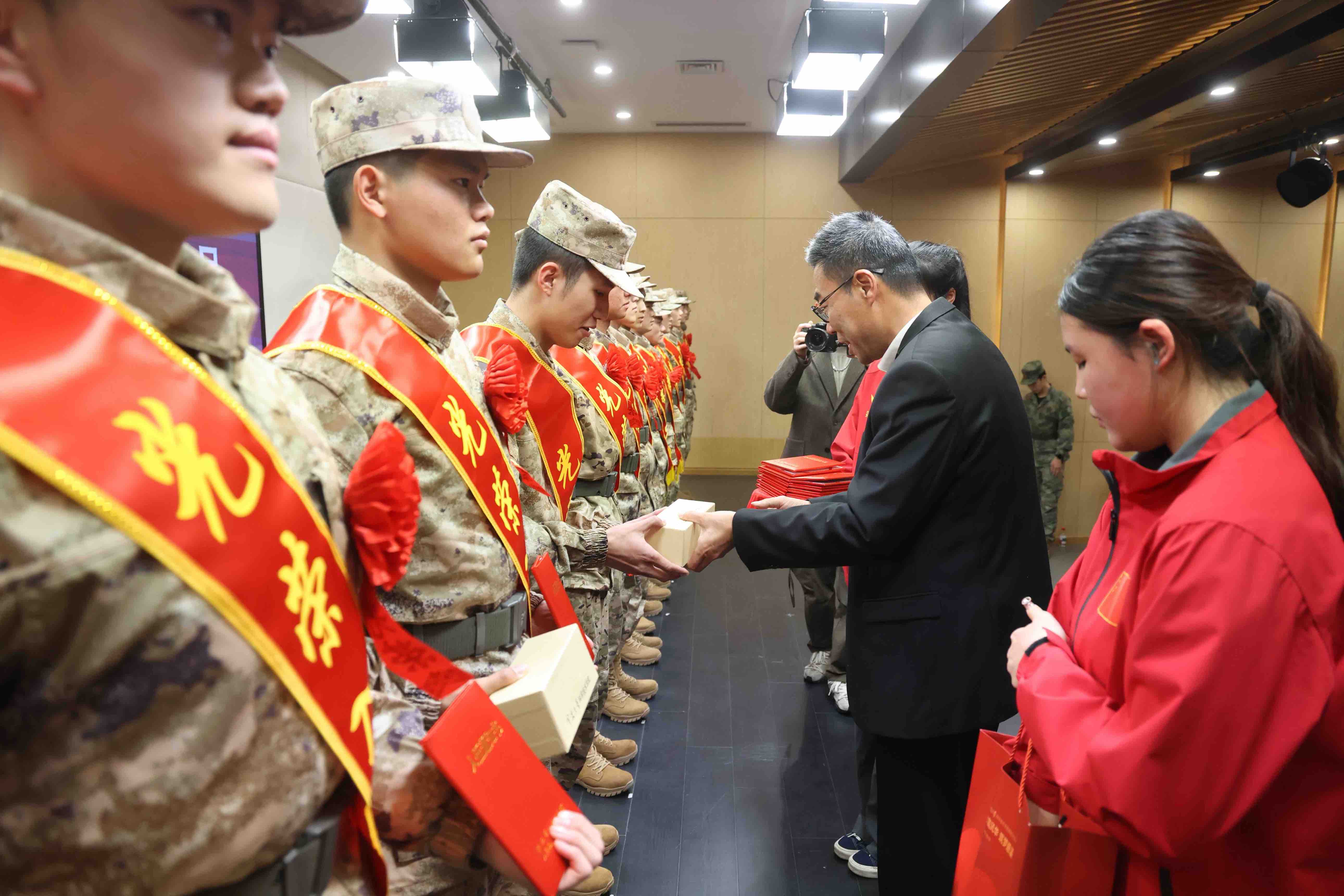 欢送新兵仪式。记者 张培坚 摄.jpg