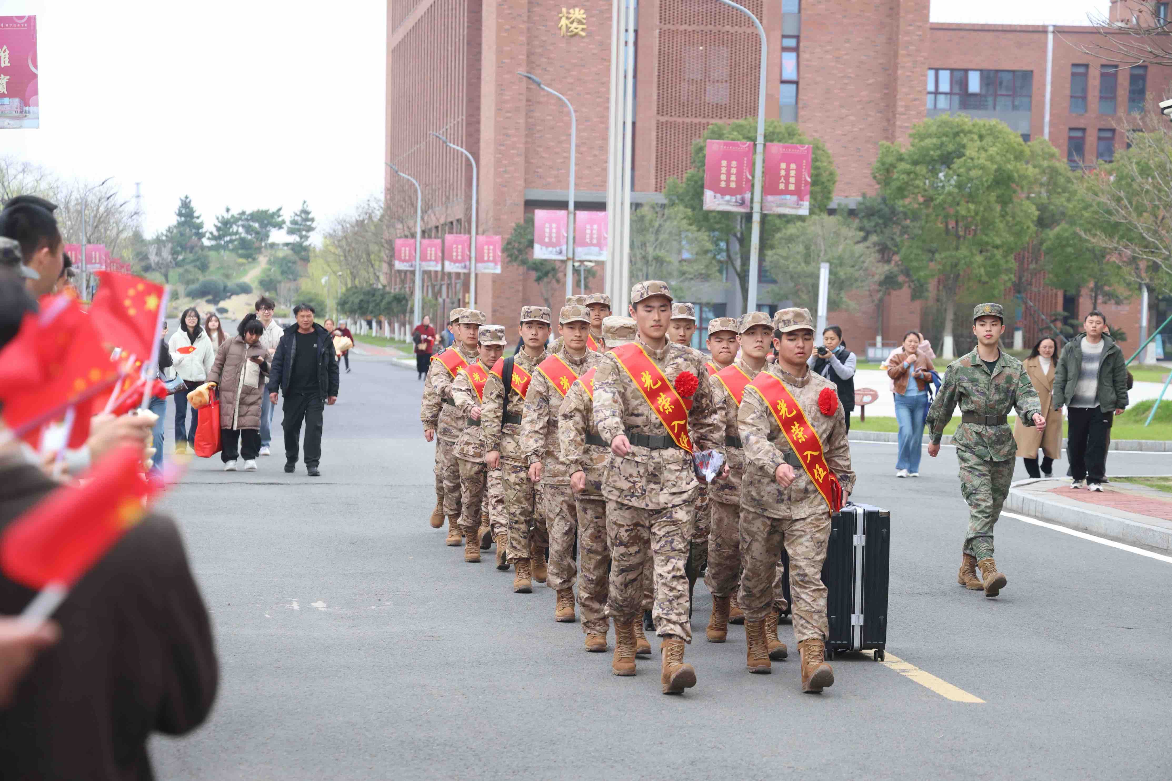 应征入伍的同学踏上军营之路。记者 张培坚 摄.jpg