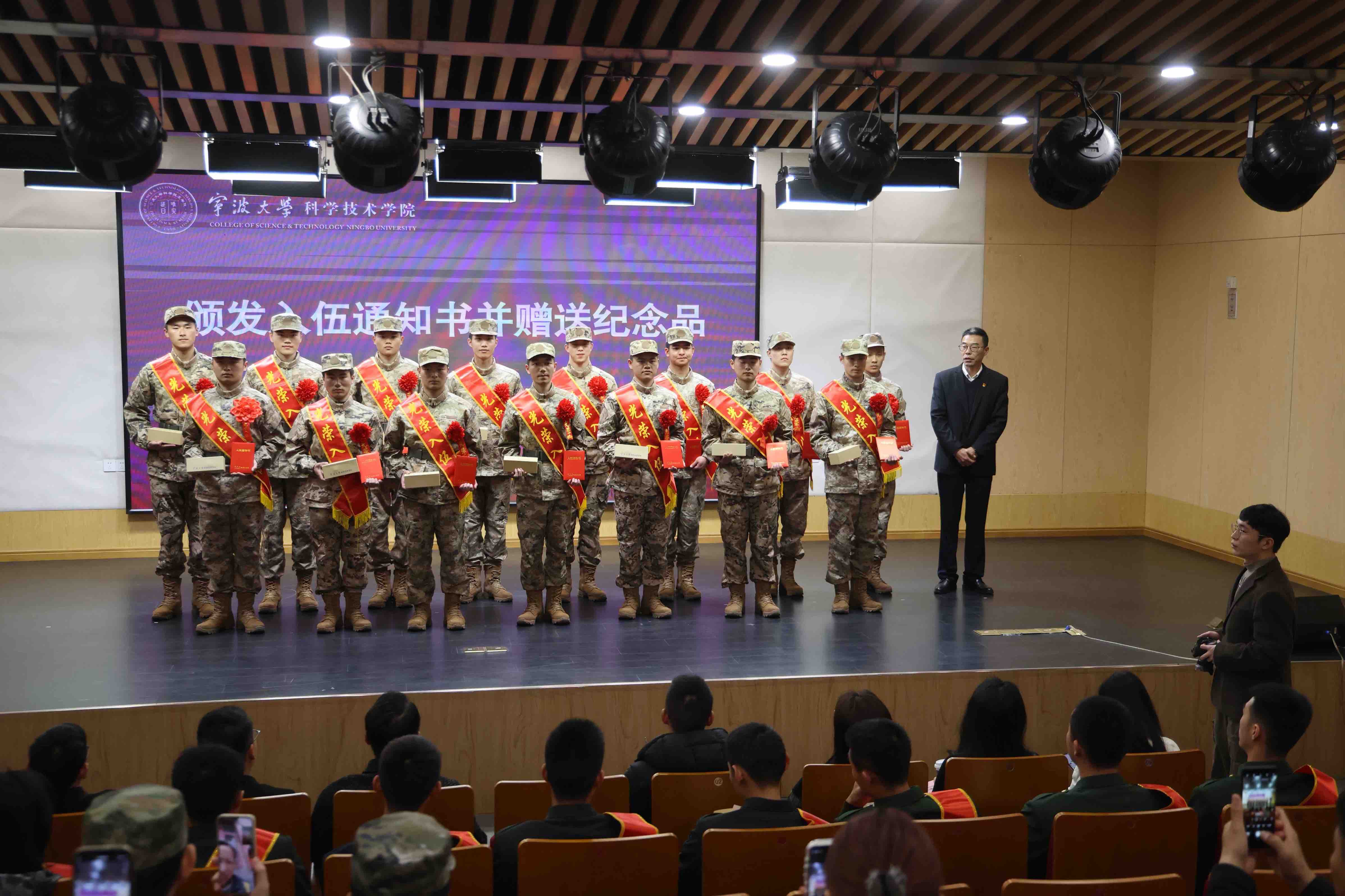 欢送仪式。记者 张培坚 摄.jpg